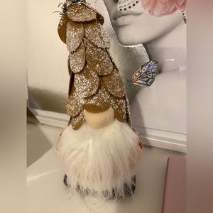 WINTER GNOME SHELF SITTER